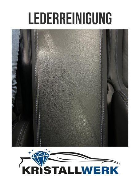 Lederreinigung in einem Fahrzeug, sichtbar auf einer grauen Oberfläche.