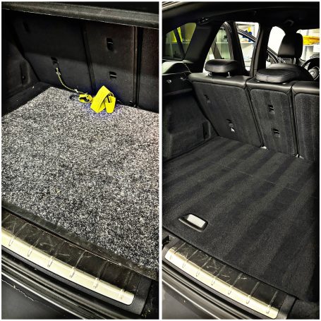 Kofferraum eines Fahrzeugs, links mit Teppich ausgelegt, rechts leer und schwarz.